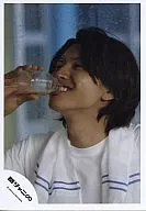 Kanjani Eight / Tadayoshi Okura / Bust up, T-shirt white, towel around neck, milk bottle mouth