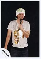 Kanjani Eight / Tadayoshi Okura / Live photo / Above knee / T-shirt white / Left hand microphone / Towel on head / Smile / Background black