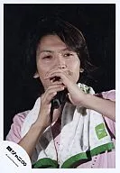 Kanjani Eight / Tadayoshi Okura / Live Photo / bust up ・ T-shirt pink ・ Towel around neck ・ Microphone with both hands ・ Eye line right ・ Background black / official Official photo