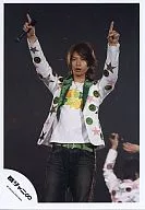 Kanjani Eight / Tadayoshi Okura / Live Photo / Above Knees / Star Patterned Jacket / Inner White / Above Both Hands / Right Hand Microphone / Open Mouth / Background Black / Official Official photo