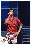 TOCHIGI0827 : Kanjani Eight / Tadayoshi Okura / Live Photo / Above-the-knee / Shirt red / Mixed pants / Left hand waist / Right hand microphone / Above-the-eye / Official Official photo