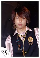 NEWS/增田贵久/丰胸马甲黑色衬衫条纹白色红色背景黑色/官方生写真