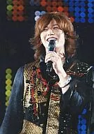 KAT-TUN/赤西仁/現場照片·上半身·服裝黑、金·左手麥剋風·視線左/官方生寫真/官方生寫真