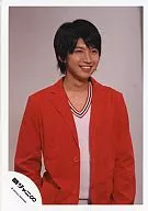 Kanjani Eight / Tadayoshi Okura / Upper body / Red costume / Smile / Right eye view / White background / Official Official photo