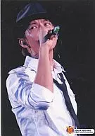 OSAKA 0830-0903 : Kanjani Eight / Tadayoshi Okura / Live Photo / Upper Body / Shirt White / Hat / Right Hand Microphone / Eh! Real? Surprising! TOUR 2007 OSAKA 0830-0903