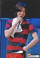 Hyogo 0610 : Kanjani Eight / Tadayoshi Okura / Live photo / Above the knees / Costume stripe red and black / Right hand microphone / Towel on the shoulders / Eh! Real? Surprising! TOUR 2007 Hyogo 0610