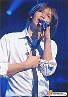 NAGASAKI 0527 : Kanjani Eight / Tadayoshi Okura / Live photo / Upper body / Shirt white / Necktie / Left hand microphone / Eh! Real? Surprising! TOUR 2007 NAGASAKI 0527