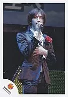 SHIGA 0513 : Kanjani Eight / Tadayoshi Okura / Live Photo / Above Knee / Costume Black / Left Hand Chest / Right Hand Microphone / Eh! Real? Surprising! TOUR 2007 SHIGA 0513