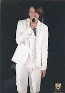 Kanjani Eight / Tadayoshi Okura / Live photo / Above the knees / Costume white / Black background / Right hand microphone / Smile / Logo "OKURA TADAYOSHI" / Official Official photo