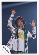 Kanjani Eight / Tadayoshi Okura / Live Photo / Upper Body / White Star Jacket / Green Dot Lining / Both Hands Lifting / Stand Microphone / Official Official photo