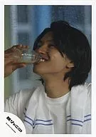 Kanjani Eight / Tadayoshi Okura / Bust up, right hand bottle, drink, smile, towel on neck / Official Official photo