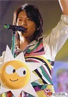 TOKYO 0804-0805 : Kanjani Eight / Tadayoshi Okura / Live Photo / Upper Body / Mixed Green and Pink Costume / Left Hand Raised / Sun Microphone Stand / Eh! Real? Surprising! TOUR 2007 TOKYO 0804-0805