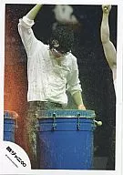 Kanjani Eight / Tadayoshi Okura / Live Photo / Knee-Up / White Shirt / Cap / Goggles / Drum / Face Down / Right Hand Raised Official Official photo