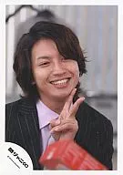 Kanjani Eight / Tadayoshi Okura / Bust up / Stripe Suit Black Gray / Left Hand Peace / Smile / Official Official photo