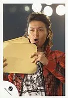 Kanjani Eight / Tadayoshi Okura / Live Photo / Upper body / Costume red / Microphone on left hand / Colored paper on both hands / Light on upper right of background / Official Official photo