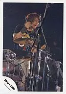 Kanjani Eight / Tadayoshi Okura / Live Photo / Upper Body / Drum / Right Hand Microphone Inverted / Black T-Shirt / Eye View Right / Smile / Official Official photo