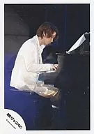 Kanjani Eight / Tadayoshi Okura / Live Photo, Whole Body, Sitting, Piano, Costume White / Official Official photo