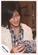 KAT TUN / Hitoshi Akanishi / Upper Body Shirt Check Black / Cardigan White / Book / Official Official photo