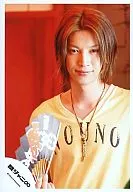 Tadayoshi Okura / Bust-up / Yellow V-neck T-shirt / Right-hand fan