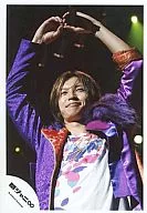 Tadayoshi Okura / Upper body / Purple costume / Circles with both hands