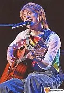 KANAGAWA 0503-0506 : Kanjani Eight / Akihiro Yasuda / Above-the-knee ・ Guitar ・ Body facing left ・ Sitting in a chair ・ Microphone stand / Eh! Real? Surprising! TOUR 2007