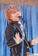 SHIGA 0513 : Kanjani Eight / Akihiro Yasuda / Live Photo / Above-the-knee / Suit black / Left hand chest / Right hand microphone / Left eye / Eh! Real? Surprising! TOUR 2007