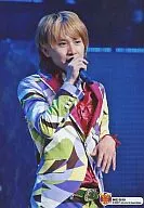 MIE 0519 : Kanjani Eight / Akihiro Yasuda / Live Photo / Upper Body / Costume Green / Black / Purple / Right Hand Microphone / Left Hand Bottom / Eh! Real? Surprising! TOUR 2007