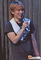 Hyogo 0610 : Kanjani Eight / Akihiro Yasuda / Live Photo / Upper body / Costume black / Towel / Right hand microphone / Eye right / Eh! Real? Surprising! TOUR 2007