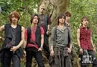 KAT-TUN/集合(6人)/横型・膝上・服装黑色・灰色・格纹・红色・背景野外・无边框・logo/正式生写真