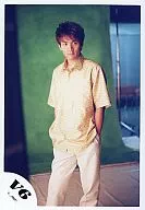 V6 / Hiroshi Nagano / Above the knee / Yellow patterned shirt / Pocket on both hands / Eye right