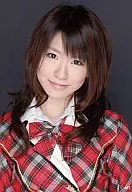 AKB48 / Hana Tojima / Busto up / Vestuario rojo a cuadros / Fondo negro / Official photo oficial