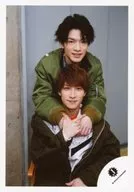 Snow Man / Tatsuya Fukazawa / Sho Watanabe Ta / Upper Body / Costume Green / Watanabe right hand thumb and index finger stand / Hug to Watanabe Fukazawa / "JOHNNYS' King & Prince ISland" goods off-shot / official Official photo