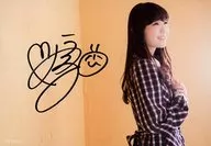 ☆ Eriko Matsui / with handwritten signature ・ Horizontal ・ Upper body ・ Black clothes ・ Both hands combined ・ Body facing right ・ Background orange / CD 「 Nijiobi. 」 Launch Commemoration Event Sofmap Special Bromide