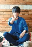 Yuta Higuchi / Whole Body / Costume Blue / Sitting / Agura / Right Hand Raised / Mouth Closed / 「 JUNON May 2017 Issue x Convenience Store Print 」 Raw Bromide