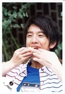 Johnnys / Jun Hasegawa / Bust up / Costume white / blue / Stripe pattern / Food with both hands / Stuffed in mouth / Outdoor / Official Official photo