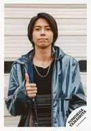 杰尼斯/山下智久/上半身衣服蓝色、黑色、右手大拇指立/单曲MV&Jacquet写真/官方生写真