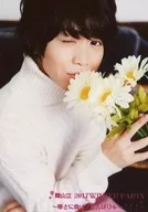 Ryu Kiyama / Upper Body, Sitting, Costume : White, Pink, Right Hand Flower Bouquet, Mouth, Wink /' 『 Ryu Kiyama 2017 WINTER PARTY 』 - Don't Lose to the Cold! - Bromide C