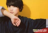 Ryu Kiyama / Horizontal, Bust Up, Costume Blue, Right Hand Bending, Left Hand Stretching, Background Yellow / "『 Ryu Kiyama Spring Loose Lie 2018 』 ~ Picture Book Country and Live Station ~ Bromide B