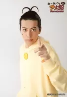 Shota Onuma (デコッ 8) / Upper body / Costume Yellow / the left fingers Holder / Mouth Closed / Character Actor Shot / Stage 「 Moretsu Ataro Kogarashi ni Odoru Hana Fubuki 」 Individual Bromide