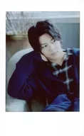 前田陆(桑野三四郎)/上身·服装黑·蓝·坐·右侧脸·脖子倾斜·视线右/舞台Cheki