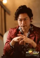 山崎雅志(轰总一郎)/上身·服装红·黑·白·坐·两手重叠·视线左/舞台上随机明信片(服装版本)