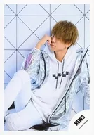 NEWS / Keiichiro Koyama / Above-the-knee ・ Costume white ・ Black ・ Silver ・ Sitting ・ Right hand cheek ・ Face left ・ Background white / "NEWS LIVE TOUR 2019 WORLDISTA" Goods off-shot / Official Official photo