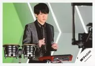 Kanjani Eight / You Yokoyama / Horizontal ・ Upper body ・ Costume black ・ Facing right ・ Both hands lifted ・ Musical instrument / Kanjani Eight single "crystal" MV & Jacque-shot off-shot / Official Official photo