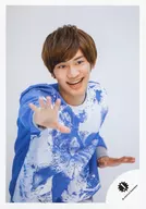 Kansai-Fujiwara Johnnys Jr. / Joichiro Johnnys Jr. / Upper Body / Costume Blue / White / Right Hand Par Front / Opening Mouth / Background White / Kansai-Fujiwara JR. "SPRING SPECIAL SHOW 2019" Goods Off Shot / Official Official photo