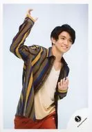 Kansai Johnnys Jr. / Yoshinori Masakado / Above-the-knee ・ Costume brown, yellow, blue, white ・ Facing right ・ Lifting right hand ・ Background white / Kansai Johnnys Jr. "SPRING SPECIAL SHOW 2019" goods off-shot / official Official photo