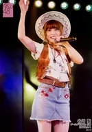 谷川圣/现场照片·膝上·服装白·茶色·帽·右举·左手麦克风/AKB48组A公演随机生写真2019.3.1