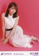 Manatsu Akimoto / Rare Cut / Sitting ・ Background pink ・ "7th Anniversary" / Nogizaka46 February 2019 Random Official photo