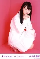 Mio 矢久保 / Rare Cut / Sitting / Pink Background ・ "7th Anniversary" / Nogizaka46 February 2019 Random Official photo