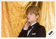 NEWS / Yuya Tegoshi / horizontal ・ bust up ・ costume black ・ white ・ right wrist base ・ left facing ・ background gold / "NEWS 15th Anniversary LIVE 2018" Strawberry "goods off shot / official Official photo