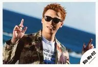 Kis-My-Ft2 / Takashi Nikaido / horizontal, bust up, costume beige, white, sunglasses, lifting both hands / album "FREE HUGS!" MV & Jacque photo off-shot / official Official photo